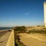 Ci ritroviamo cos� su una superficie all�aperto leggermente sopraelevata rispetto al lungomare Starita. Alla nostra sinistra si staglia il blu dell�Adriatico, mentre di fronte a noi ecco il Faro, che ci guarda dall�alto dei suoi 62,4 metri di altezza